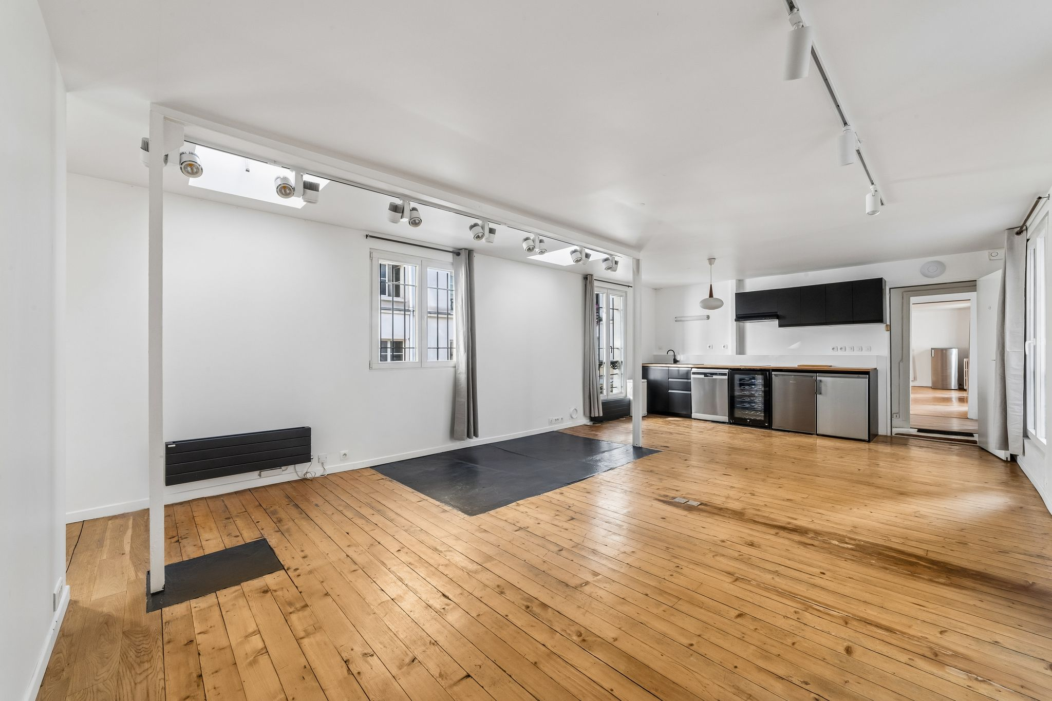 Cuisine équipée ouverte sur le showroom