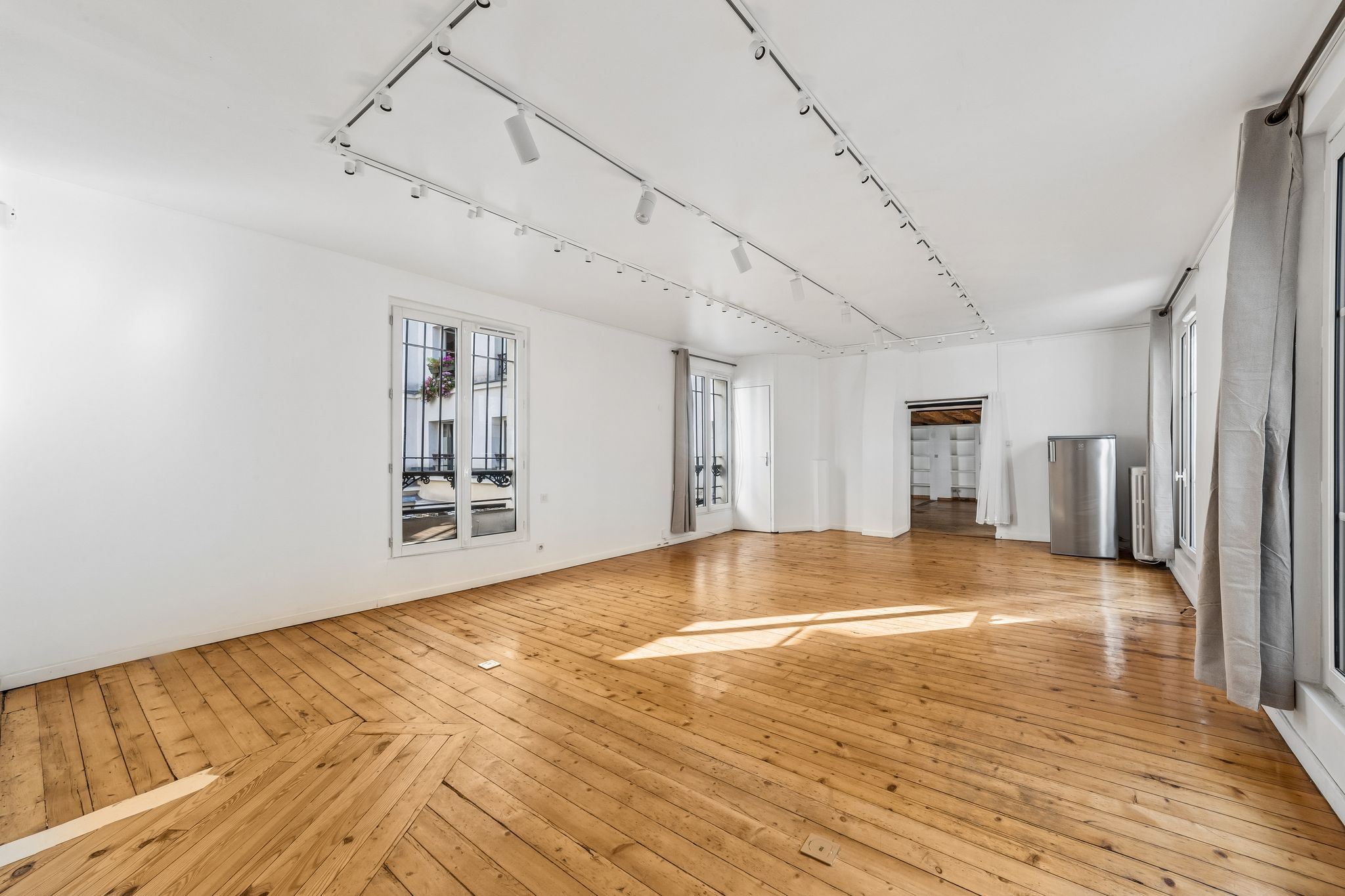 Espace lumineux du Showroom Haut Marais avec parquet en bois